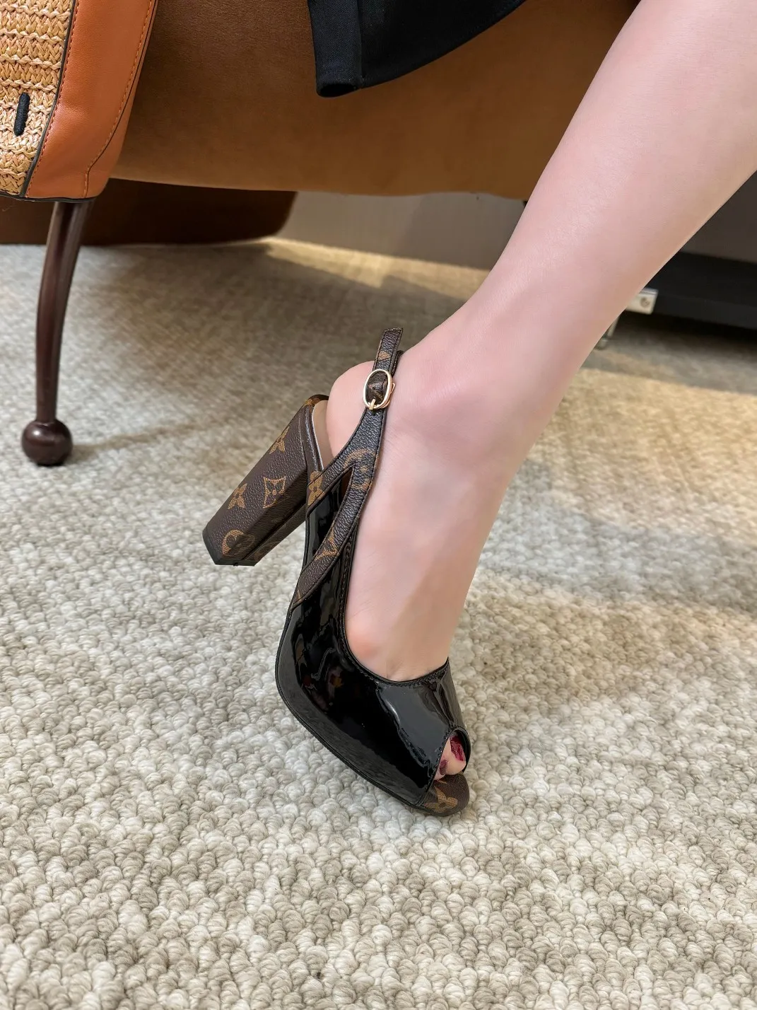 👟👟Ex-factory price 400👟👟 Louis Vuitton Louis Vuitton, 2025 high-heeled sandals, modern and fashionable in one! Release a powerful aura like a queen and capture everyone's attention instantly! Fabric: LV classic presbyopia + patent leather Lining/foot pads: imported lambskin Heel height 9.5cm; Front platform: 1.5cm Code number: 35-41